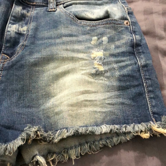 Women’s Express Distressed Jean Shorts - Picture 3 of 7